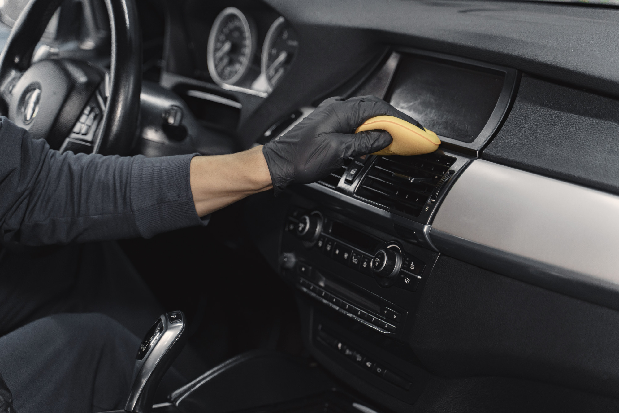 hombre-lavando-interior-coche